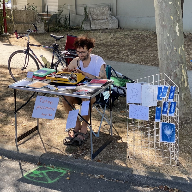 Martin Paon œuvre sur sa chaine de travail au festival ARTO 2026. Crédit photo : Joan Dubuisson